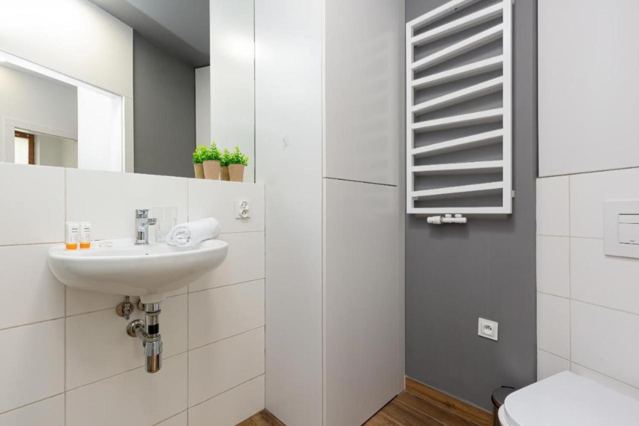 Modern Apartment Near Hilton Warschau Buitenkant foto